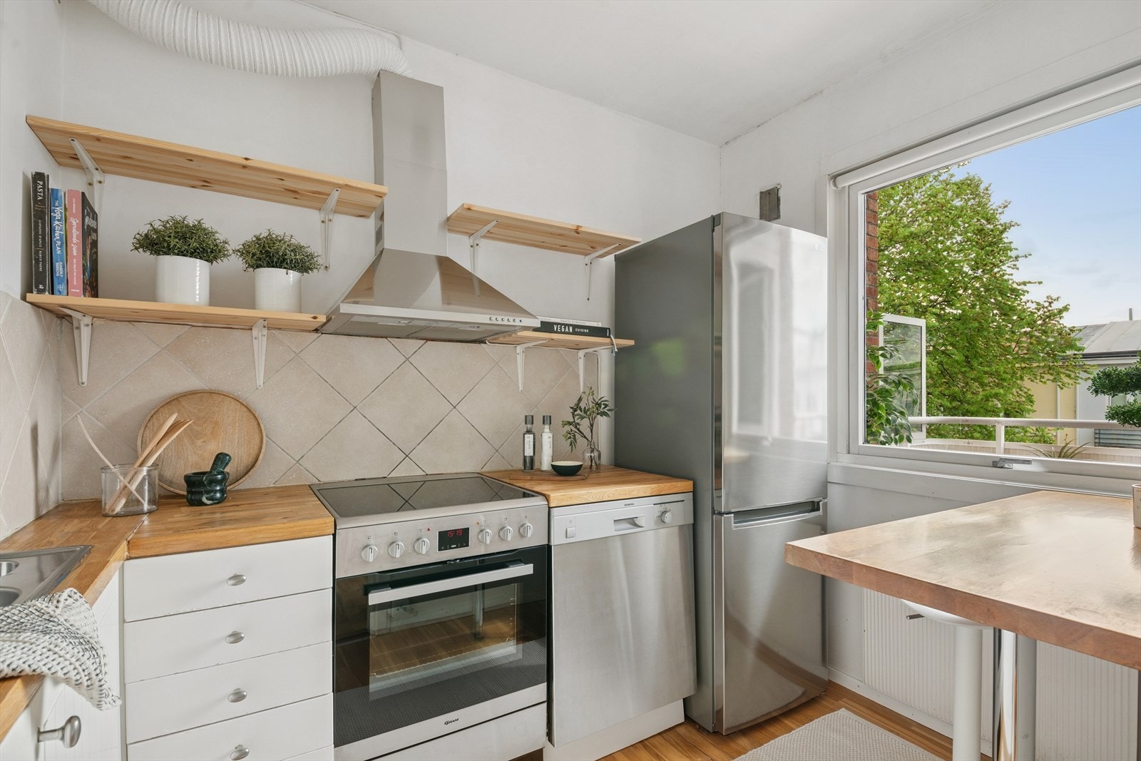 Boligens kjøkken byr på godt med benk- og oppbevaringsplass. Galleribilde