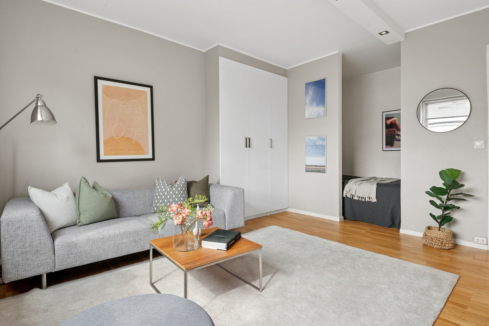 Boligen har parkett på gulv og et moderne fargevalg på vegger. Galleribilde