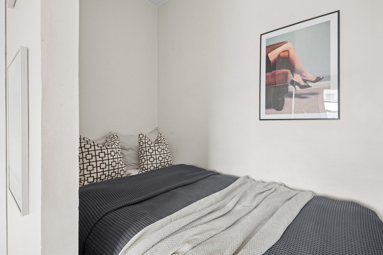 Leiligheten har en alkove med plass til seng. Galleribilde