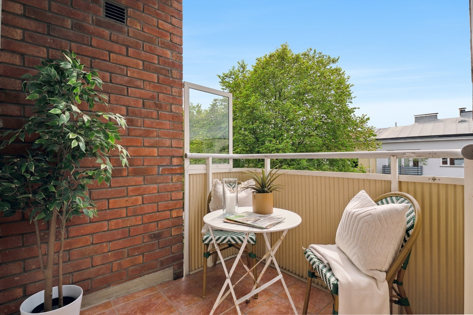 Fra stuen er det adkomst til en trivelig sydvestvendt balkong (ca. 4 kvm). Galleribilde