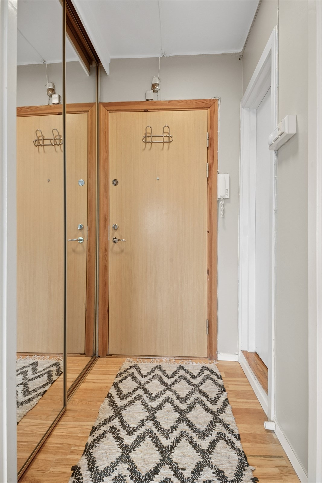 I entréen er det en skyvedørsgarderobe som byr på oppbevaringsmuligheter. Galleribilde