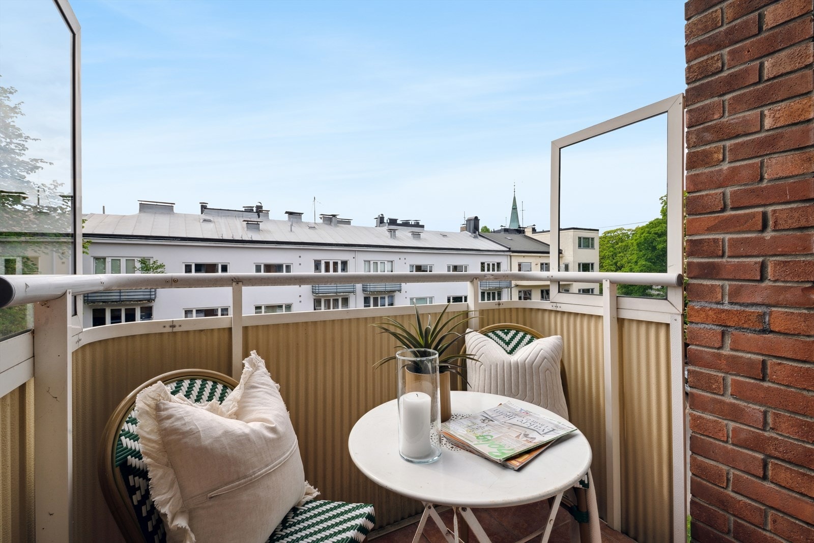 Balkongen blir en forlengelse av oppholdsarealet på sommerstid. Galleribilde