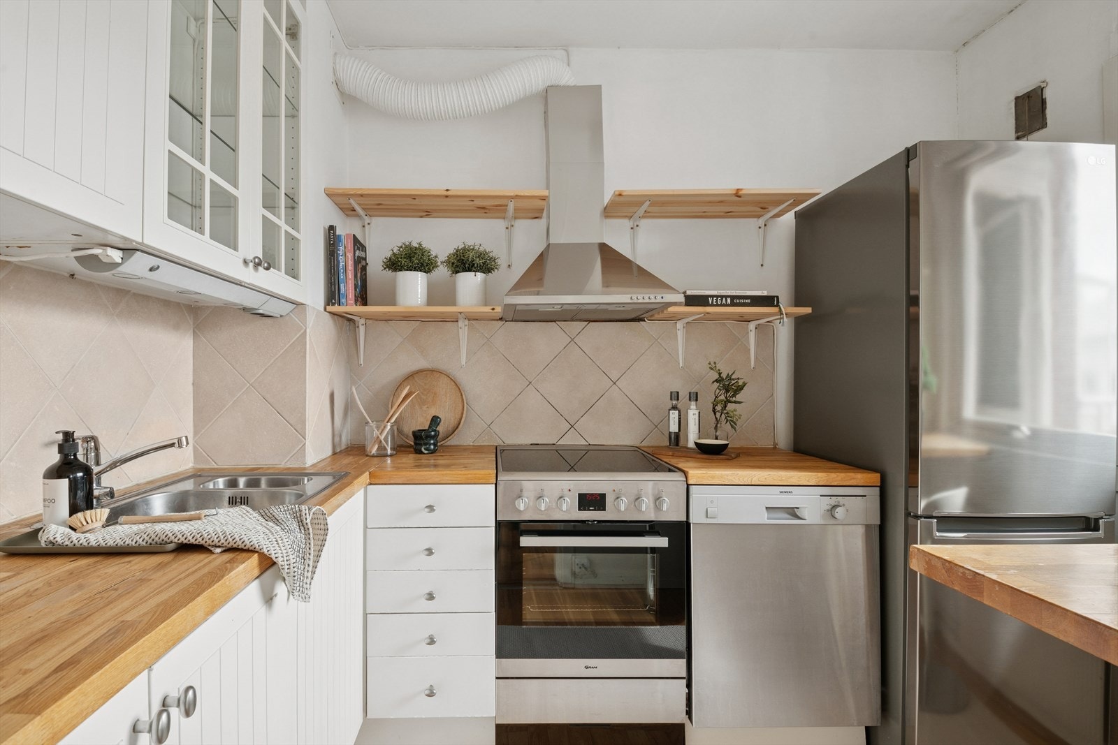 Kjøkkenet har en innredning fra 2005 med profilerte fronter og glassfronter samt heltre benkeplate. Galleribilde