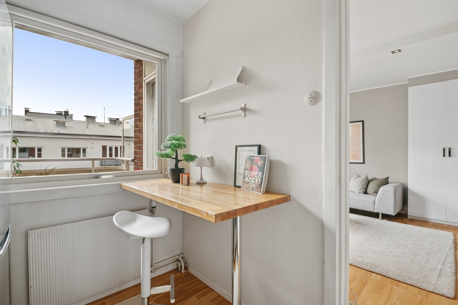 På kjøkkenet er det en praktisk barløsning som blir et trivelig hjørne hvor morgenkaffen kan nytes. Galleribilde