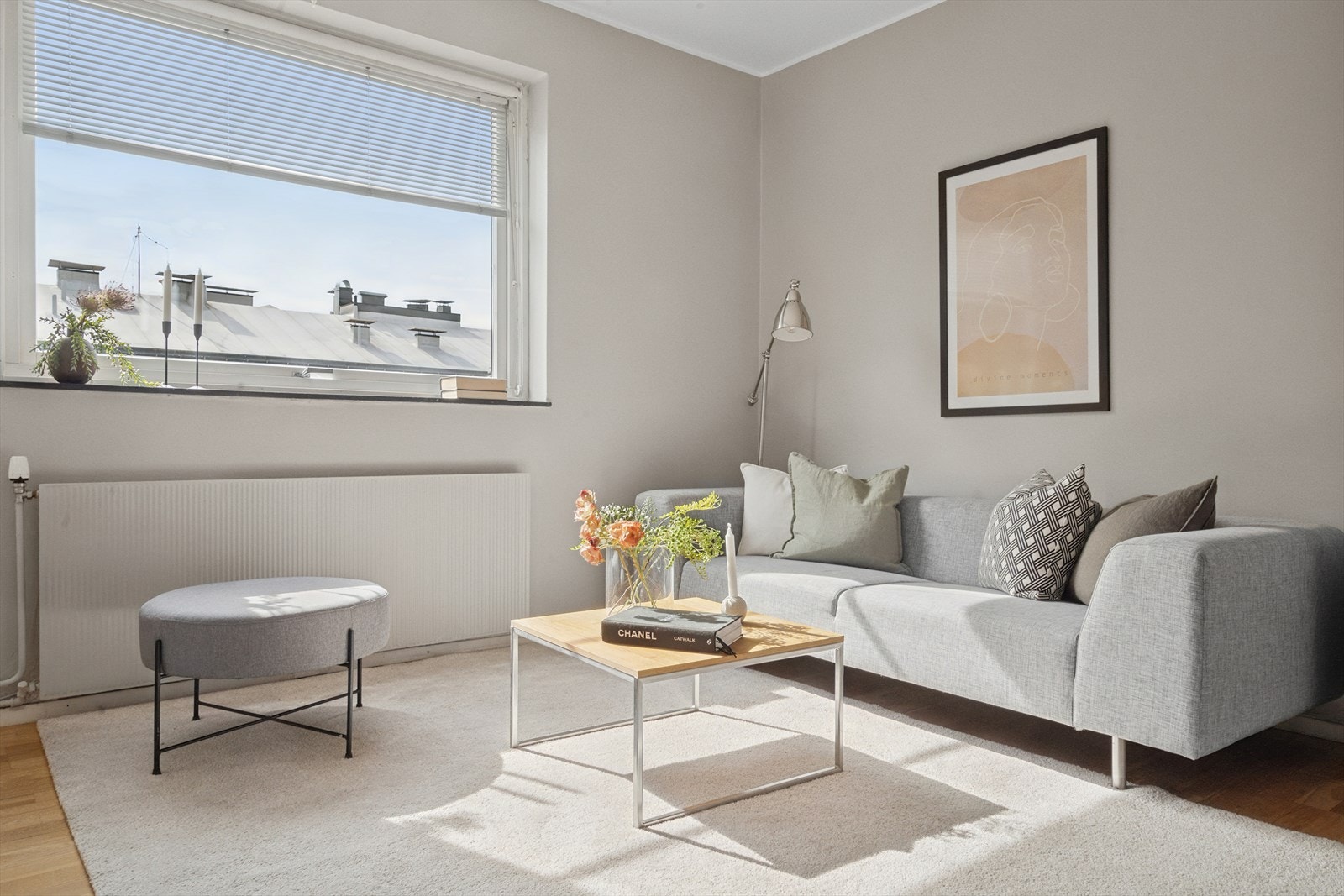 I stuen er det plass til en trivelig sittegruppe med tilhørende møblement. Galleribilde