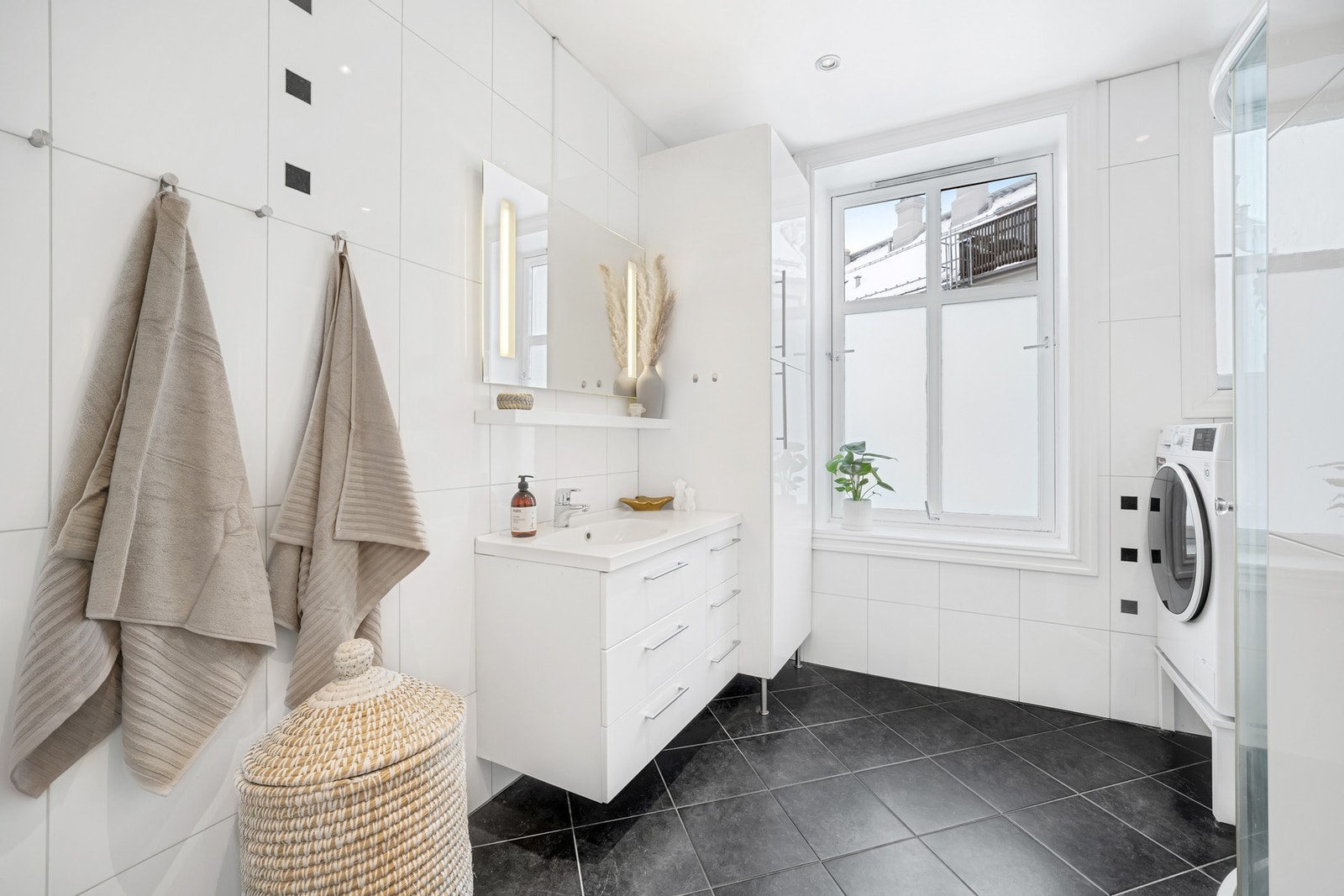 Pent flislagt baderom på hele 7,2 kvm med god standard. Galleribilde