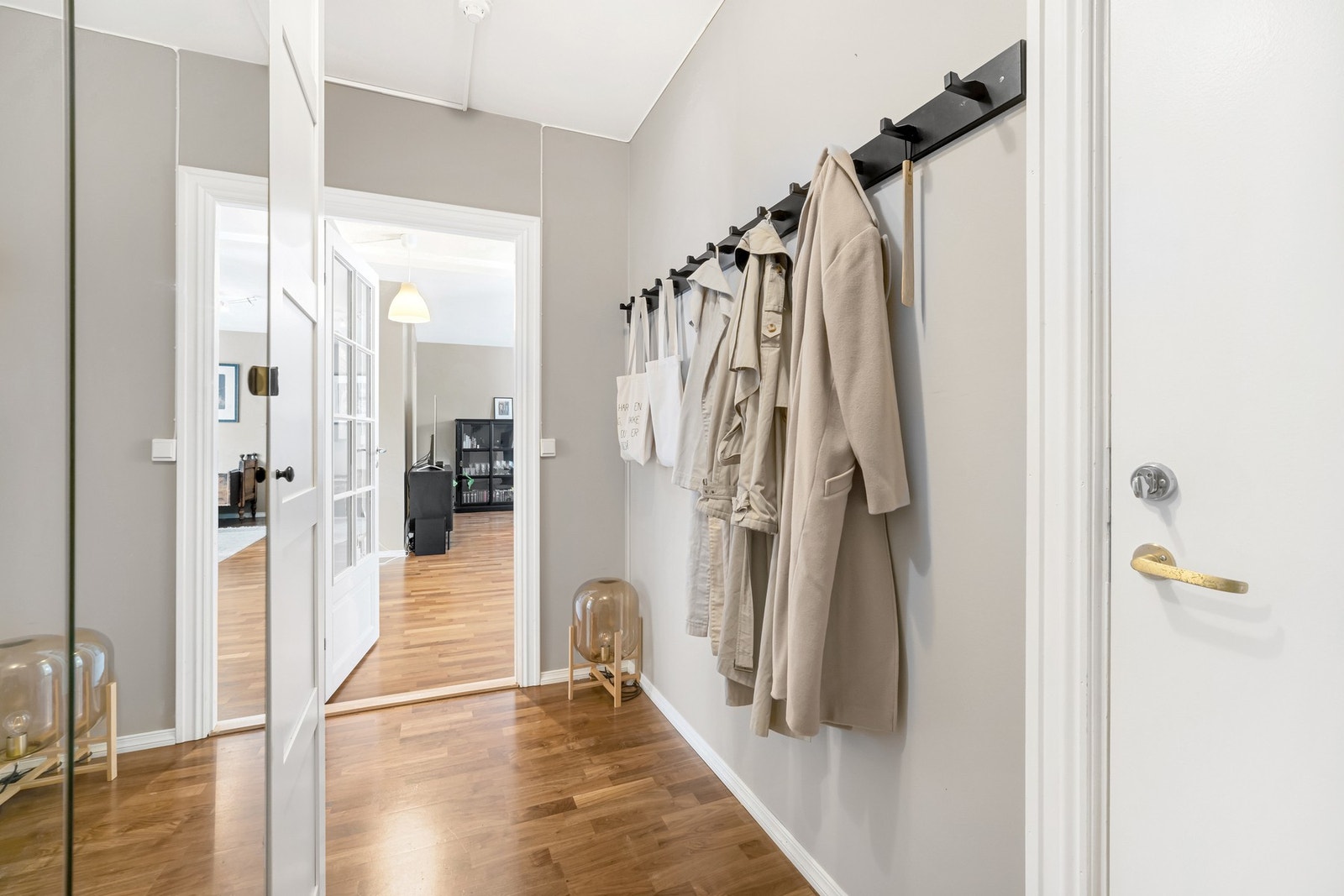 Stor og innbydende gang for oppbevaring og oppheng av yttertøy. Galleribilde