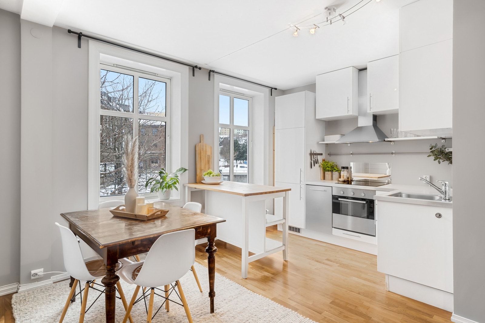 Lyst og romslig kjøkken med integrerte hvitevarer. Galleribilde