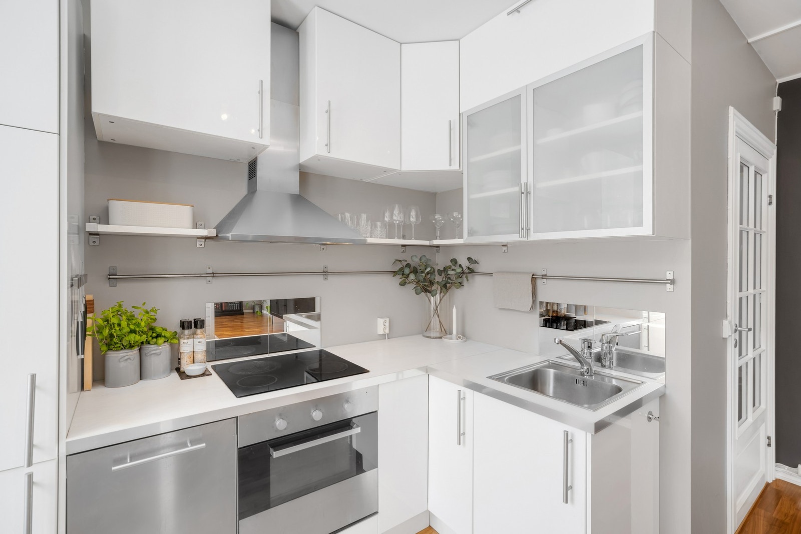 Her er det godt med skap- og benkeplass. Galleribilde