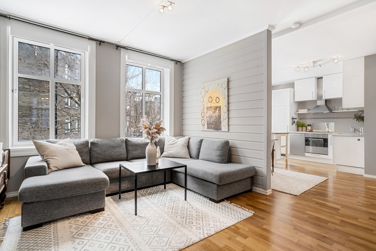 På stuen er det god plass til ønsket møblement. Her kan man også enkelt ordne med ekstra soverom ved behov. Galleribilde