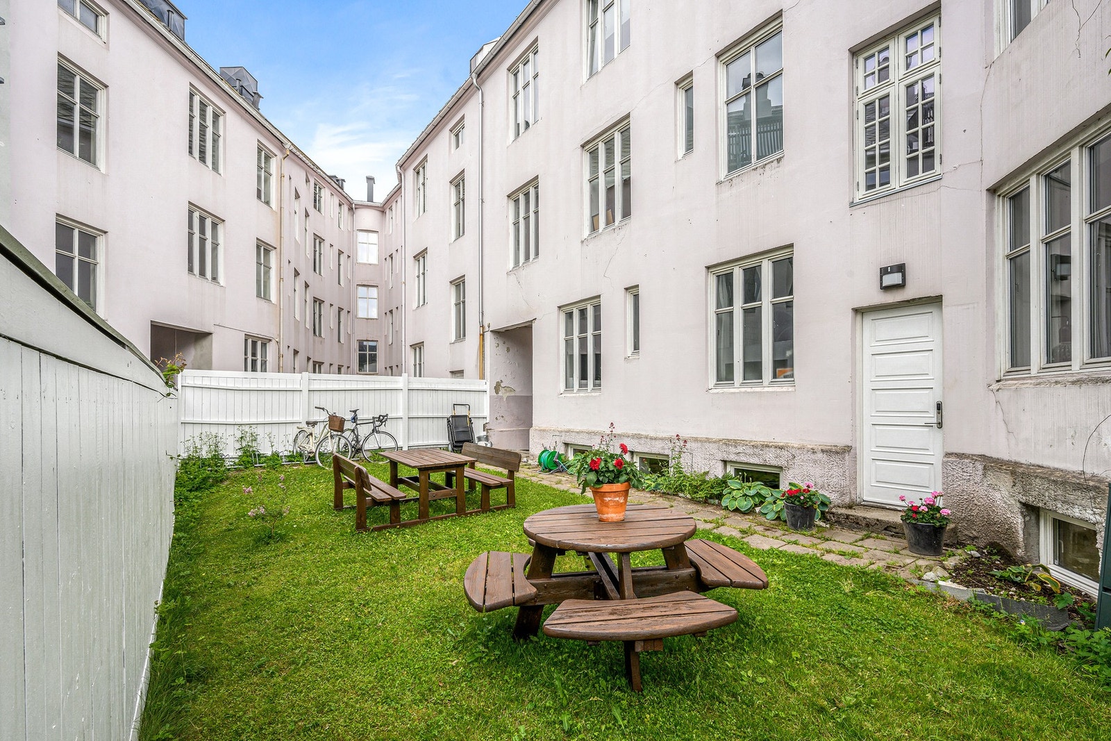 Flott bakgård som er ypperlig å bruke i sommerhalvåret. Galleribilde