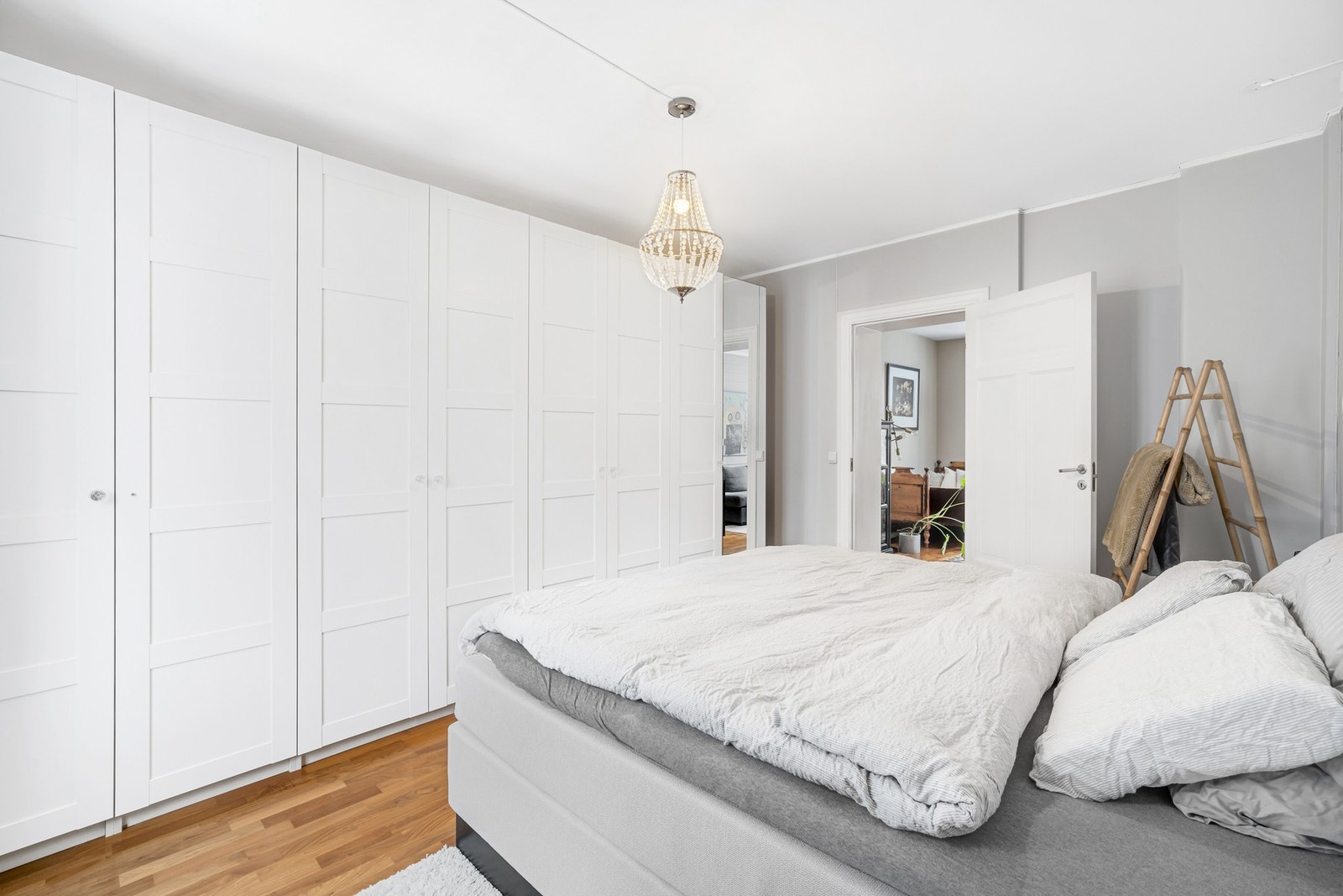 God plass til stor seng og ønsker garderobeløsning. Galleribilde
