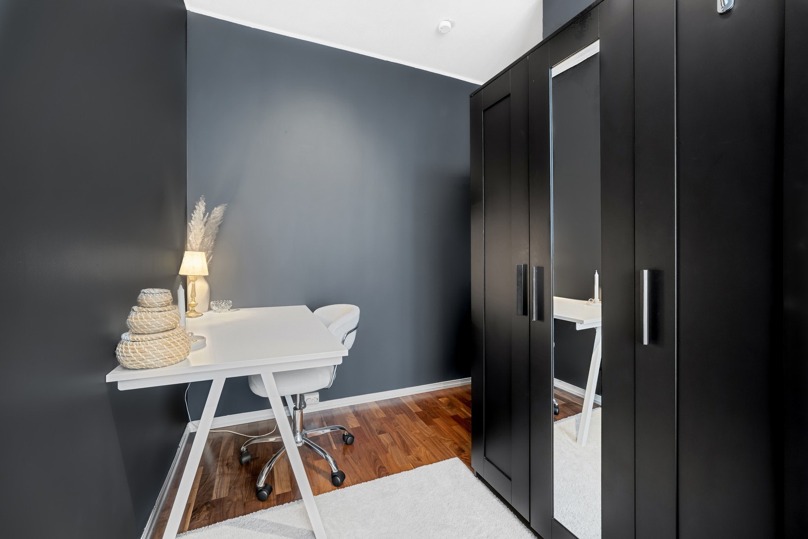 Garderobeskap medfølger handelen. Galleribilde