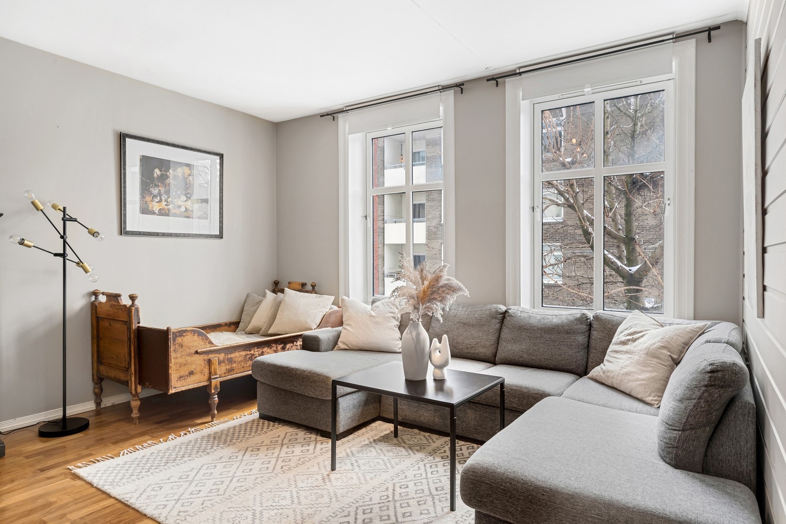 Leiligheten i Ulstadløkkveien 4 har store og klassiske vindusflater som gir leiligheten særpreg og en god romfølelse. Galleribilde