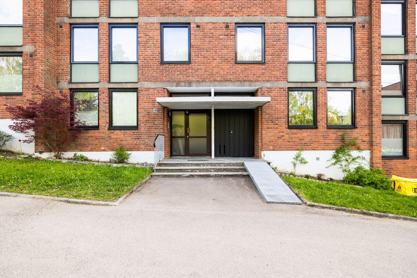 Inngang via felles trappeoppgang Galleribilde