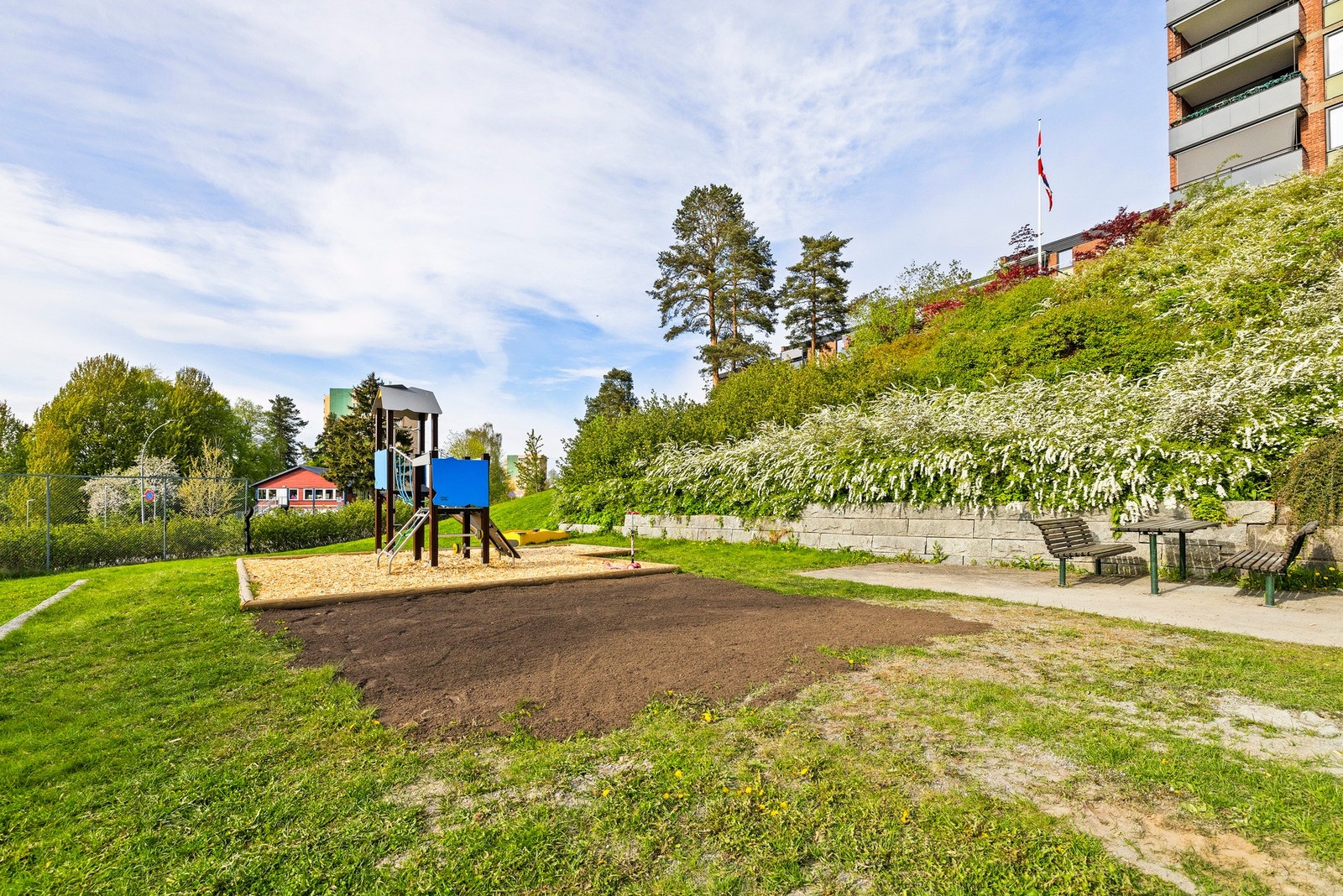 Det er tilrettelagt for både voksne og barn med sitteplasser, lekeapparater og en egen ballplass Galleribilde