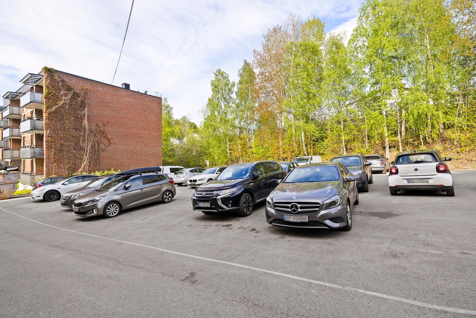 Boligen har tilgang til umerkede parkeringsplasser for beboerne i sameiet, samt gjesteparkering med elektronisk registrering av kjøretøy Galleribilde