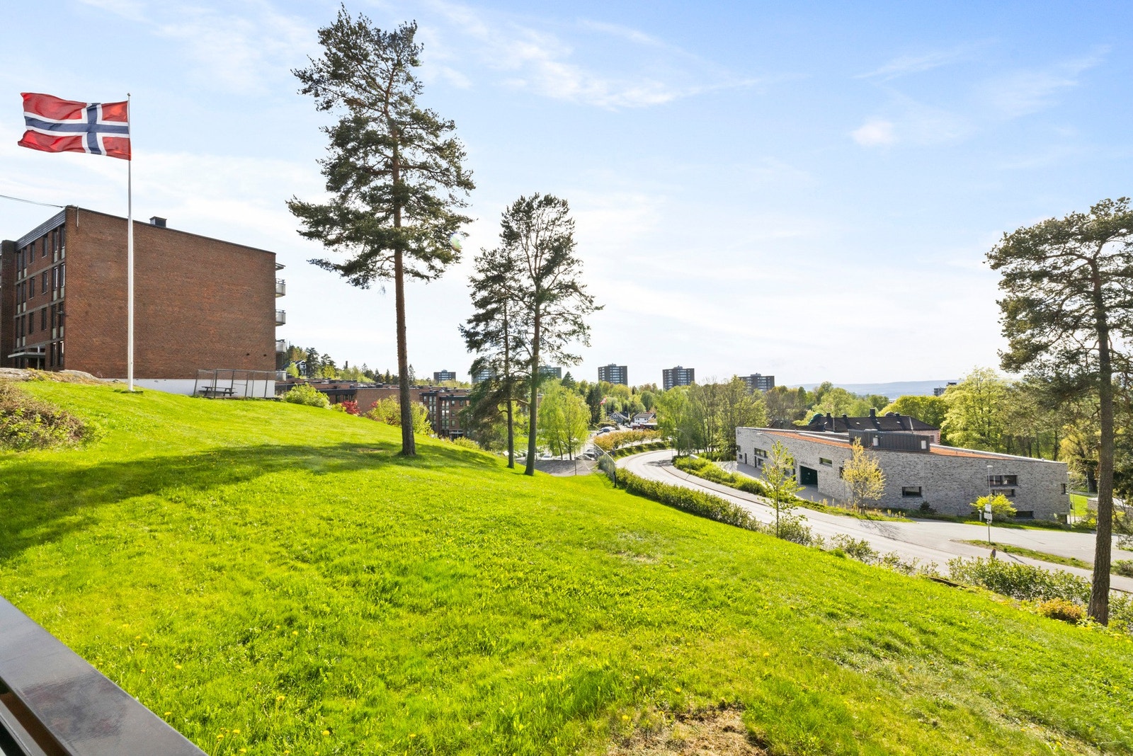 Balkongen har utsyn til grønne fellesområder Galleribilde