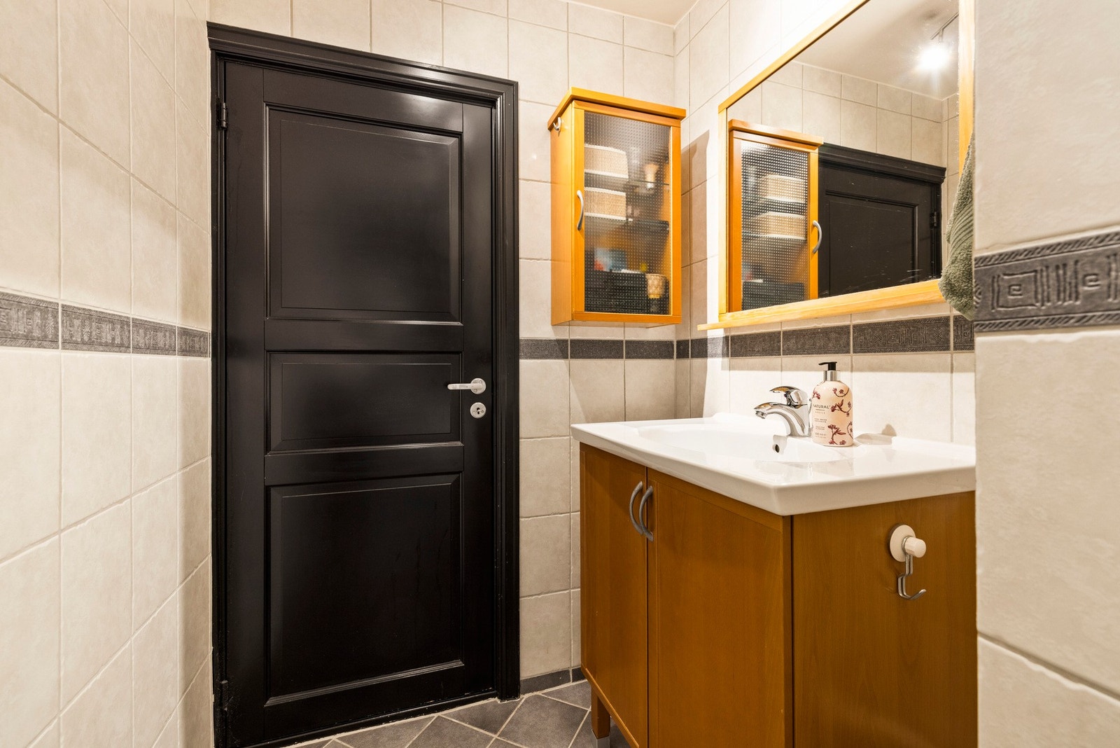 Badet har flislagte gulv og vegger i keramiske fliser, mens himlingen er malt Galleribilde