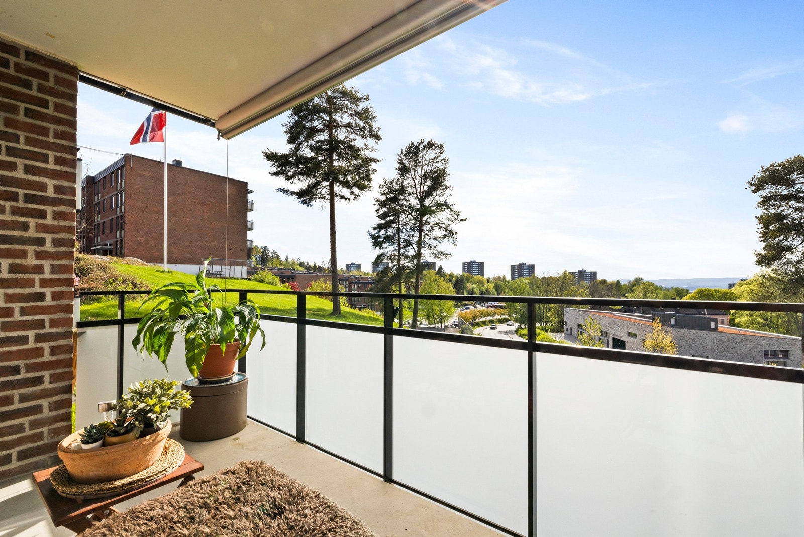 Balkongen er overbygget og vender mot vest, med et areal på ca. 7 m² Galleribilde