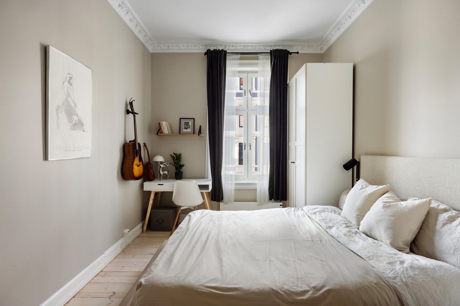 soverom 1 - Store vindusflater slipper inn mye naturlig lys Galleribilde