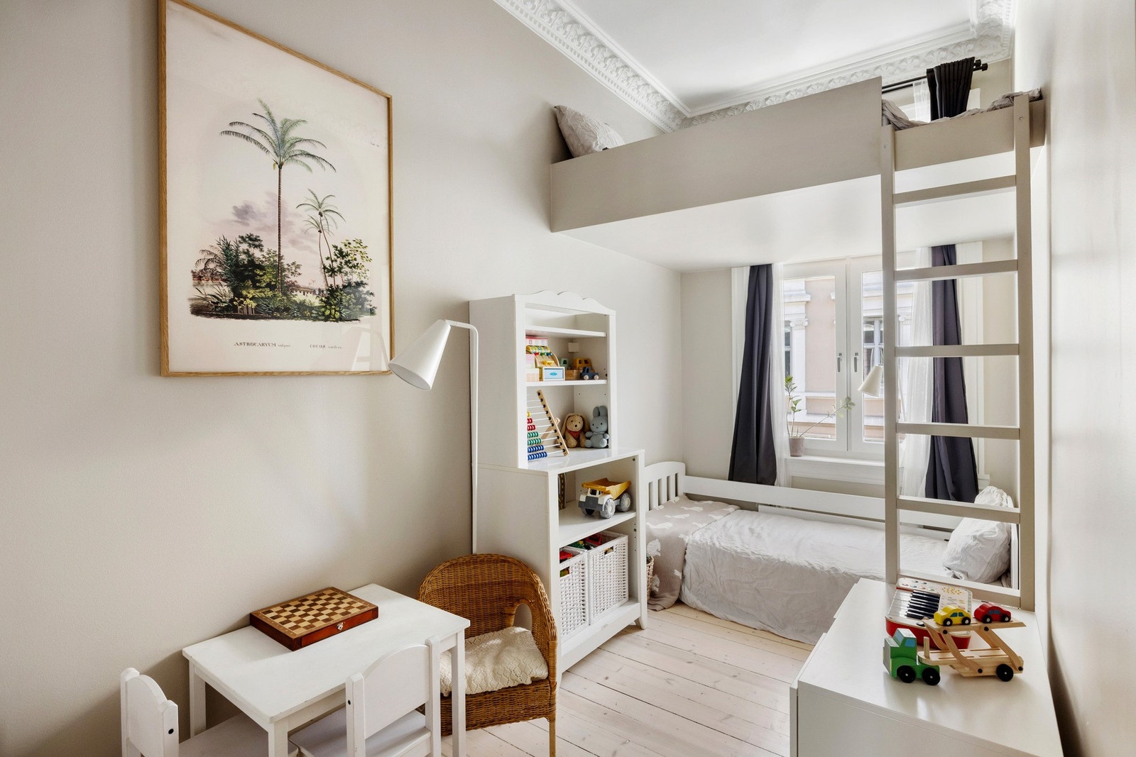 Soverom 3 - lyst og praktisk rom med plassbesparende hemsløsning. Hemsens utforming gir ekstra gulvplass og muligheter for fleksibel møblering. Perfekt som barnerom eller kontor Galleribilde