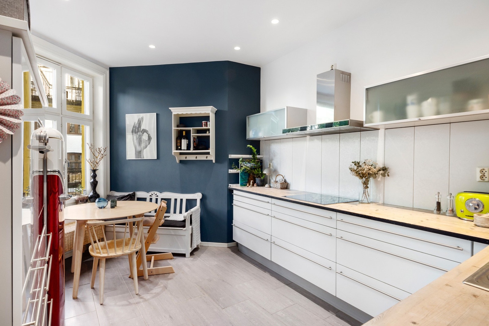 På kjøkkenet er det også plass til spisebord, som gjør det til et hyggelig samlingspunkt for måltider og sosiale stunder Galleribilde