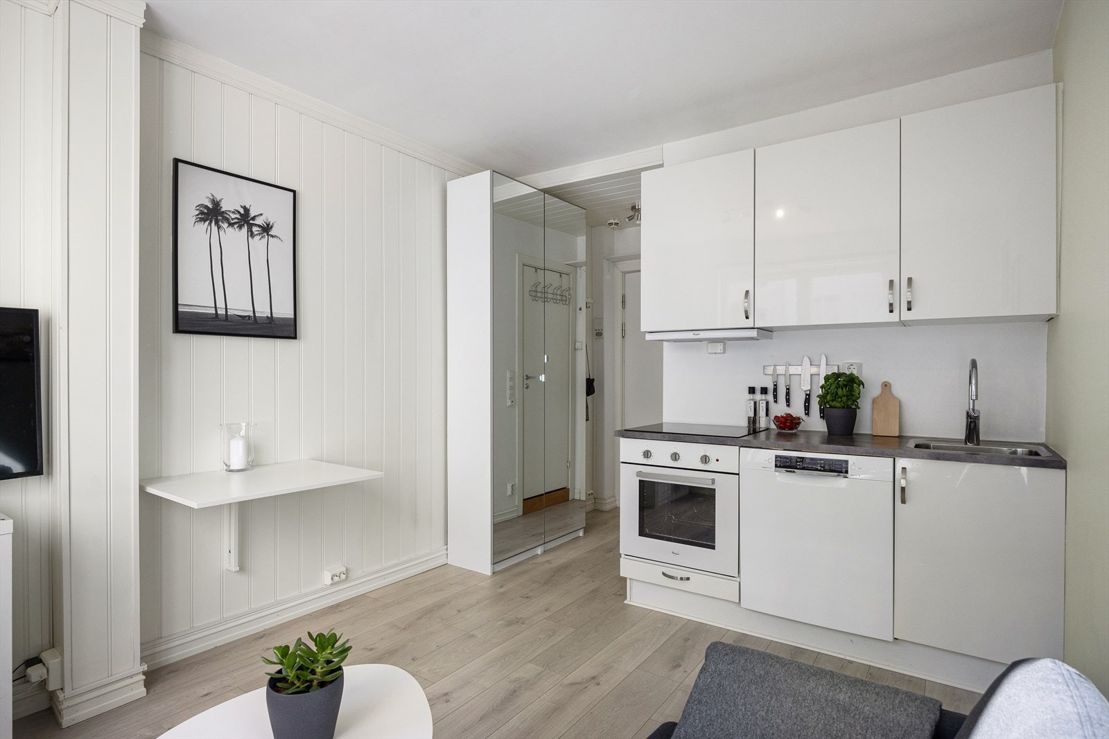 Kjøkkenet har god med skap- og benkeplass - her blir matlaging til en fryd! Galleribilde