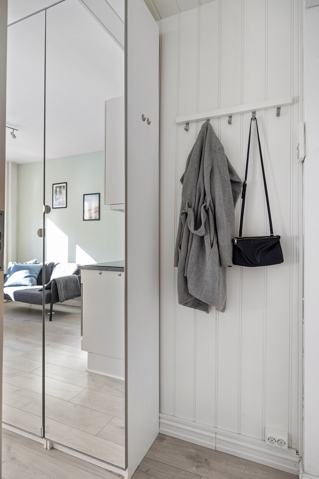 Åpen entré med plass til ytterklær og sko. Galleribilde