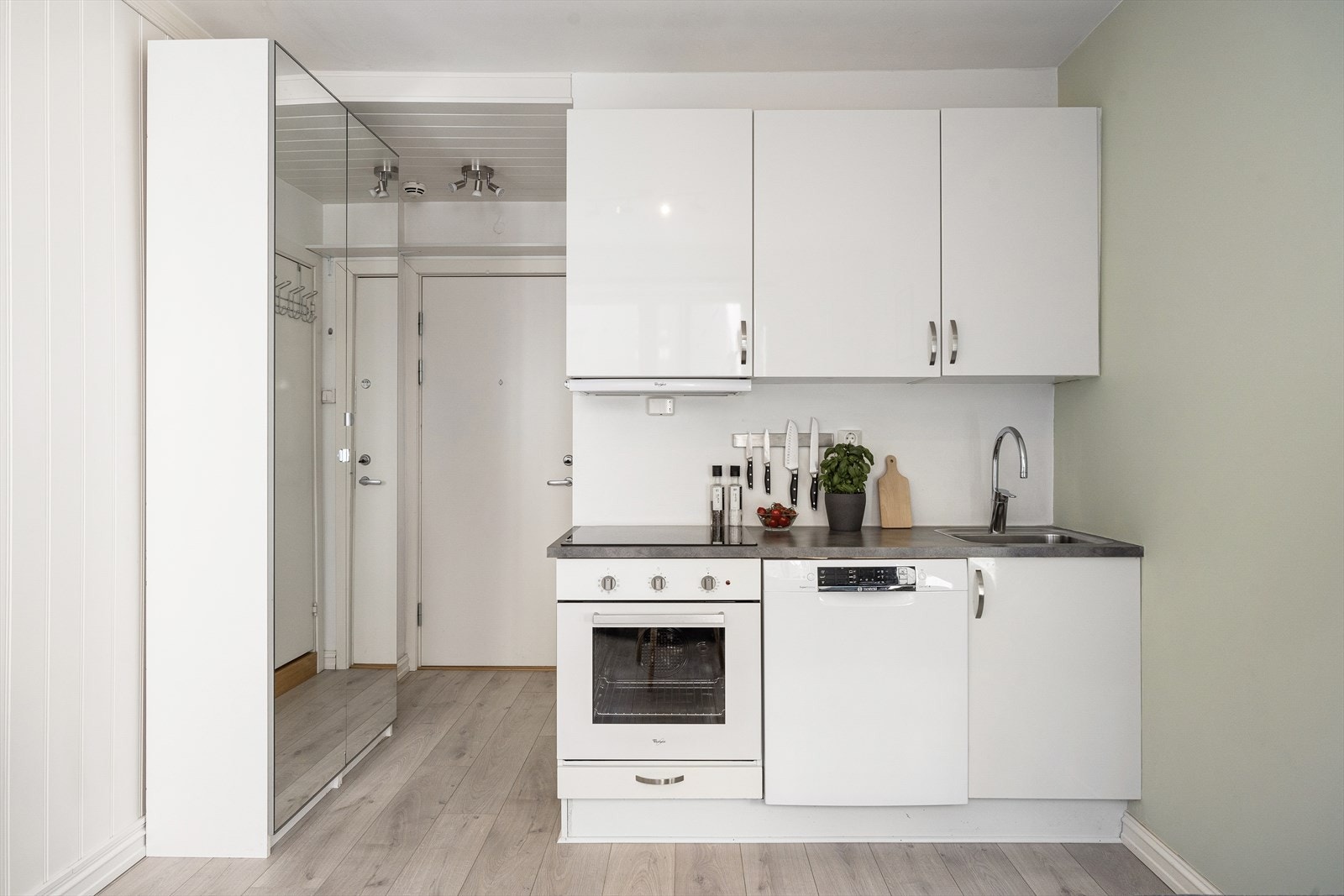 Gode oppbevaringsmuligheter i garderobeskap med praktiske speilfronter som gir rommet en luftigere følelse. Galleribilde