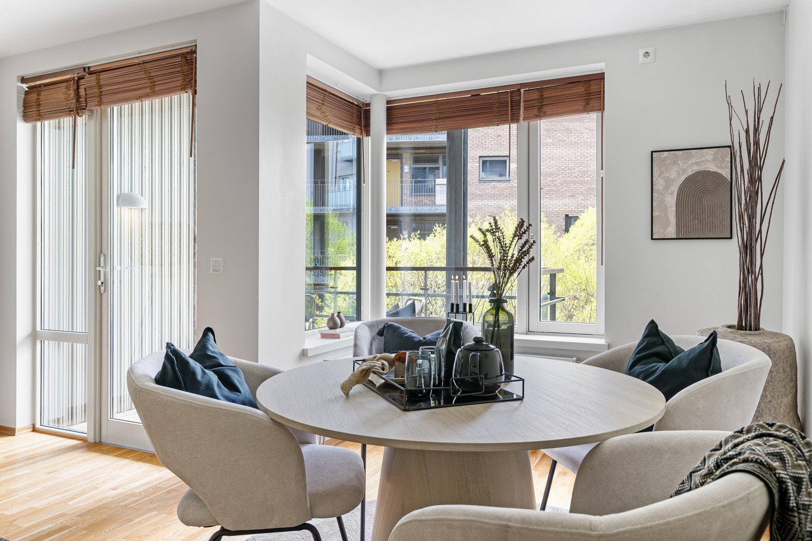 A-konto strøm, fjernvarme og kabel-TV/internett er inkl. i felleskostnadene. Det medfølger en bod på 5 kvm og fast P-plass i garasjekjeller. Galleribilde