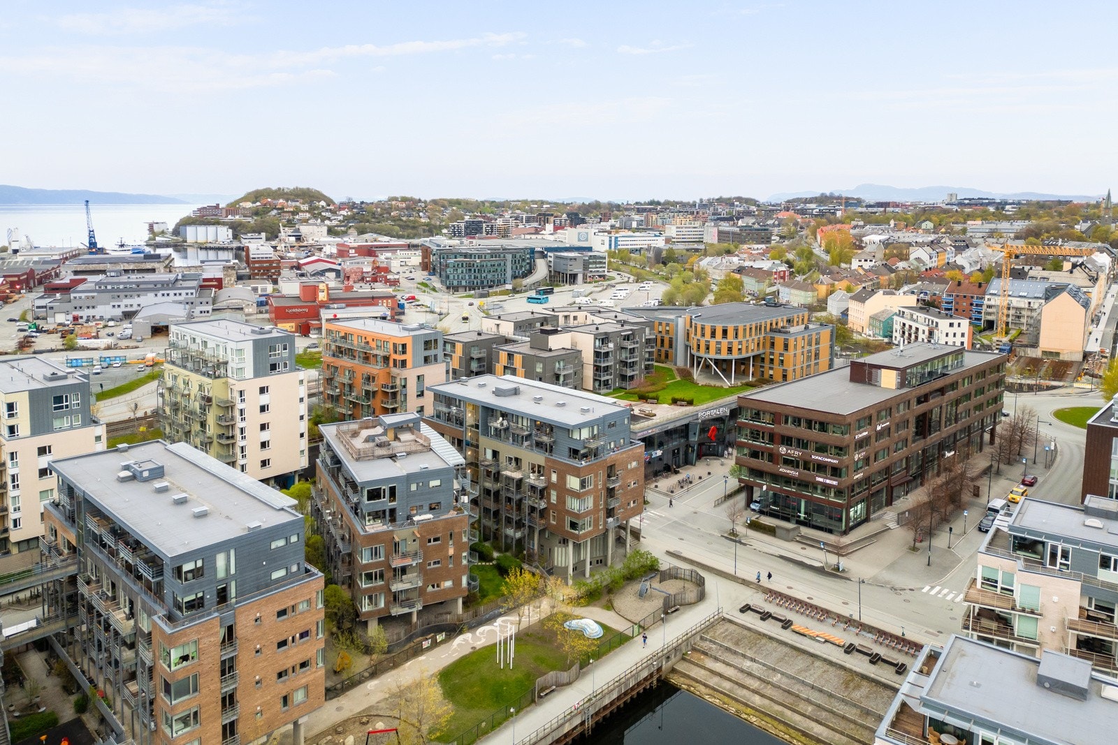 Solsiden er en av byens mest populære og etterspurte områder. Leiligheten ligger pent til i 3.etasje med enkel heisadkomst. Galleribilde