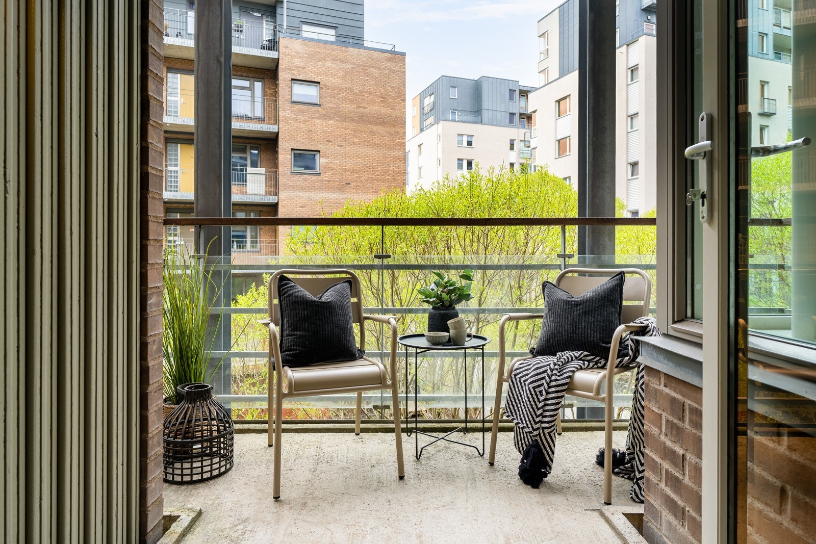 Leiligheten har en lun, overbygd balkong som gir en hyggelig uteplass året rundt. Galleribilde