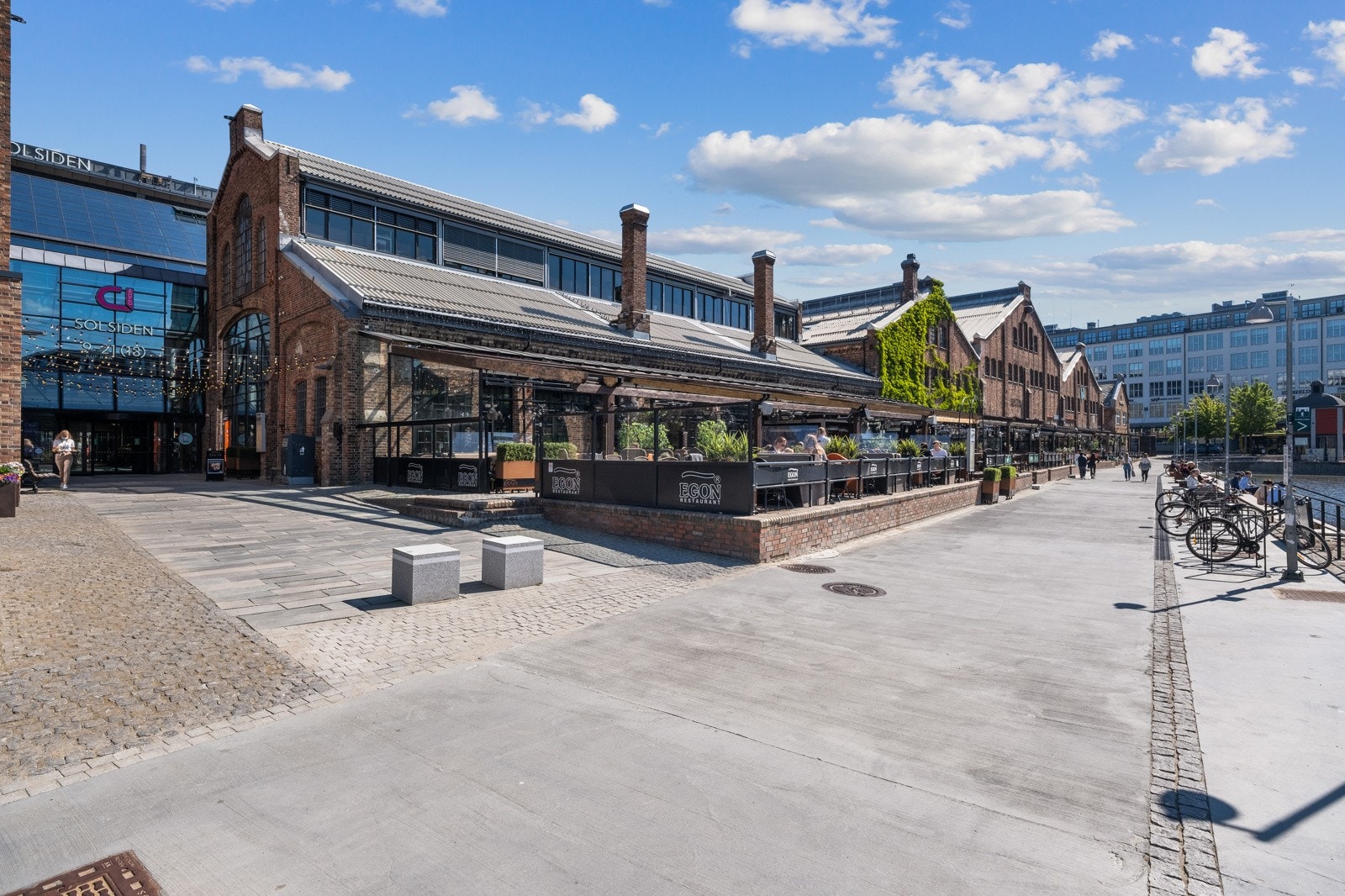 Om man er glad i restaurant- og cafélivet kan man ikke finne en bedre beliggenhet. Like i nærheten har man restauranter og cafeer på rekke og rad. Galleribilde