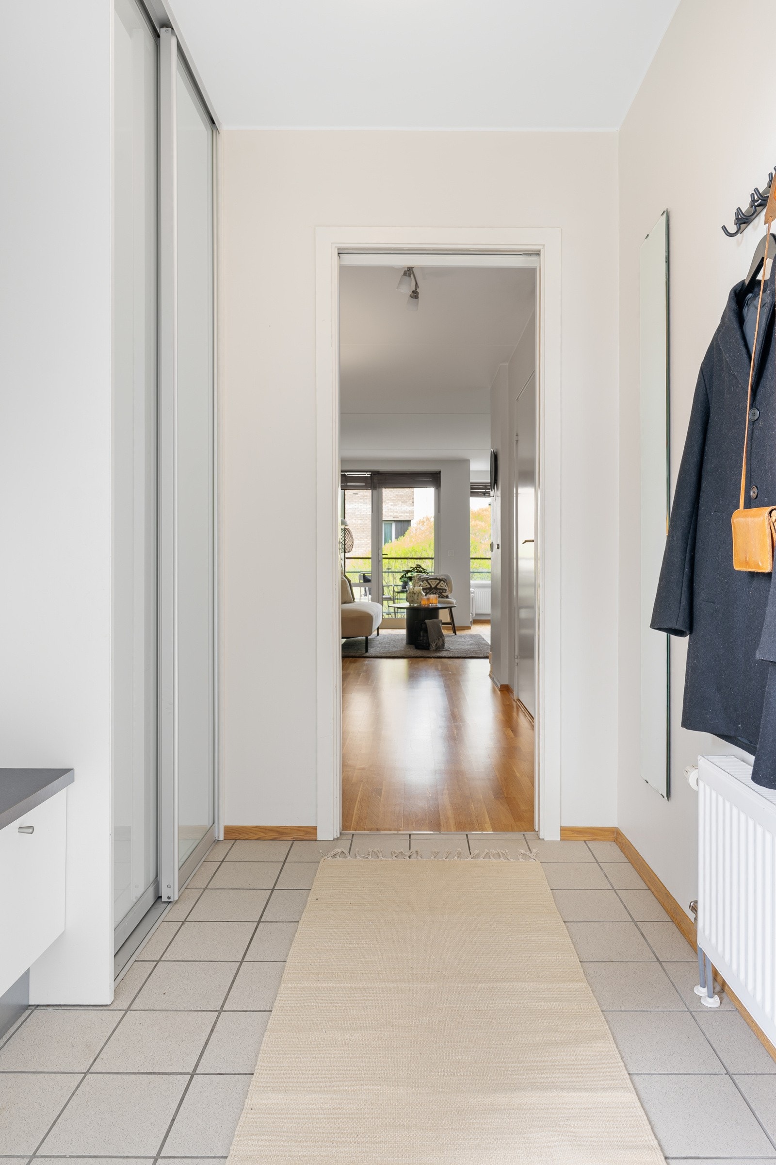 Entréen har innebygd skyvedørsgarderobe som gir praktisk oppbevaring av sko og yttertøy. Galleribilde