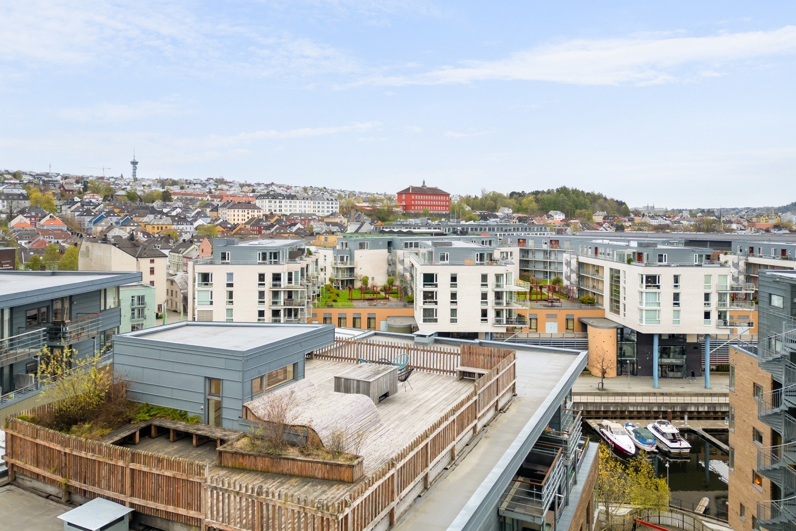 Sameiet har en felles takterrasse med fantastiske solforhold, perfekt for avslapning på varme sommerdager. Galleribilde