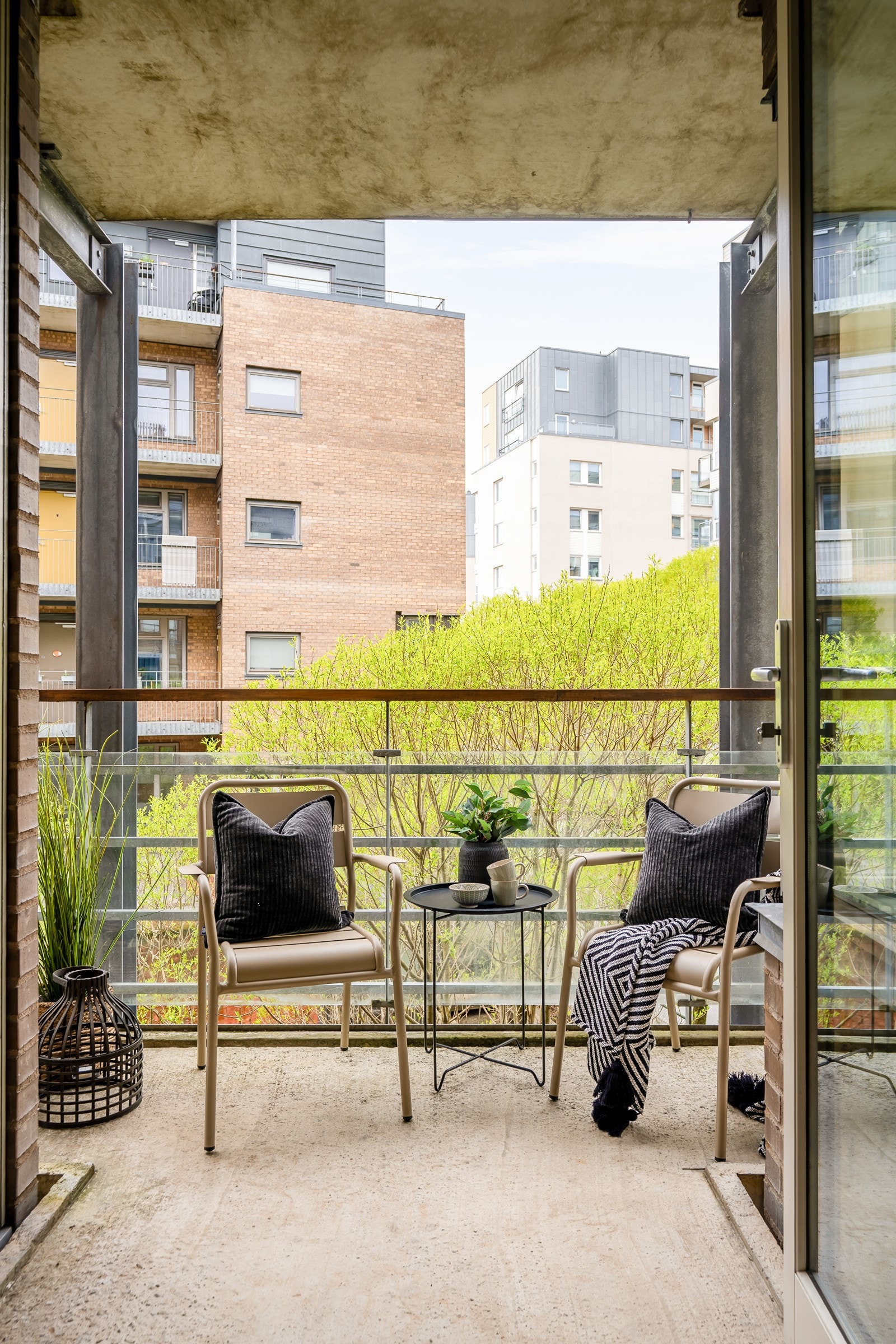 Grøntarealet rundt balkongen skjermer effektivt mot innsyn fra gaten. Galleribilde