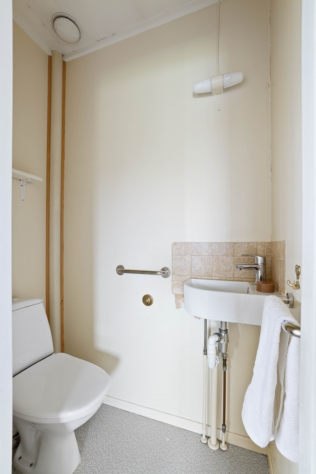 Toalettrom vegg i vegg med badet er lett tilgjengelig fra gangen mellom soverommene. Galleribilde