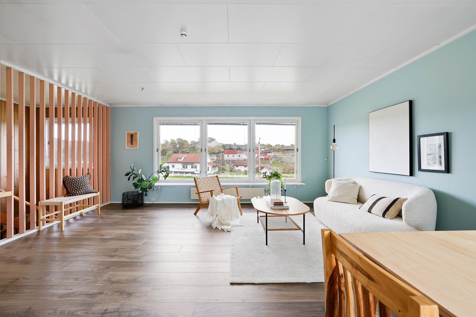 Flere elementer i boligen er bevart fra byggeåret, deriblant spileveggene rundt trappeløpet. Galleribilde