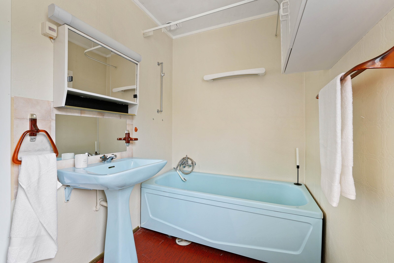 På badet er både overflatene og deler av sanitærutstyret fra boligens byggeår. Galleribilde