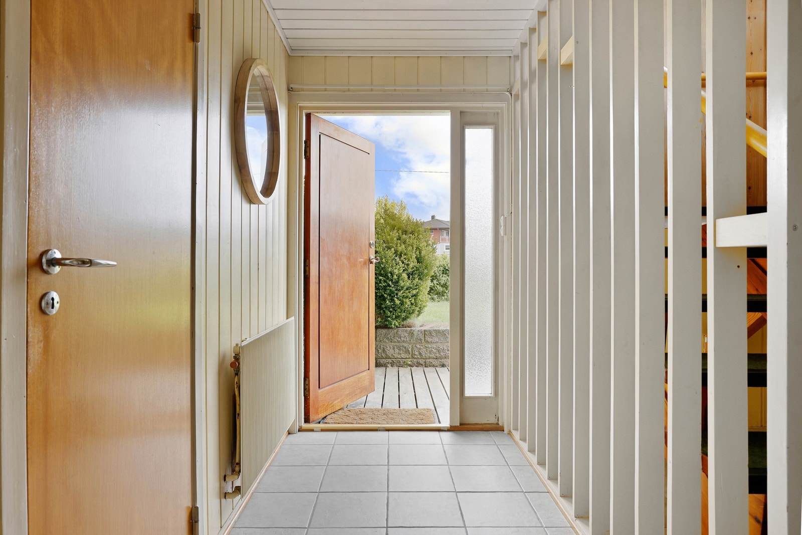 Fliser er lagt på entreens gulv i nyere tid. Galleribilde