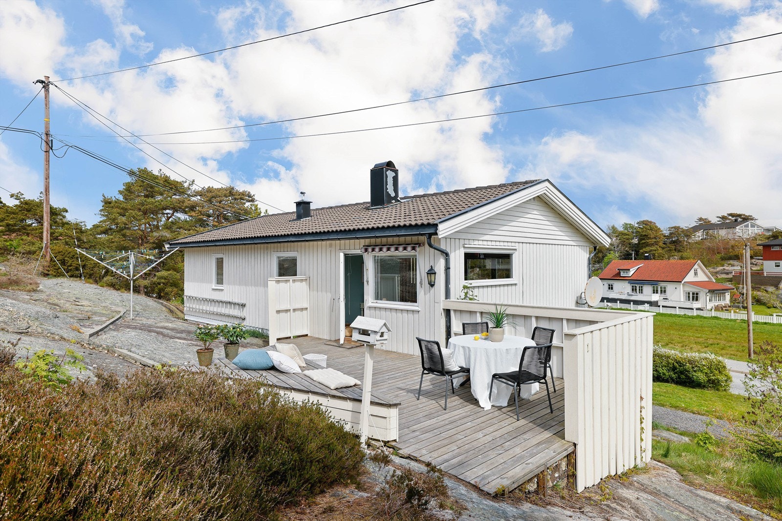 Eneboligen ble oppført i 1971 og har de fleste oppholdsrom på én flate samt et spennende potensial knyttet til oppgradering. Galleribilde