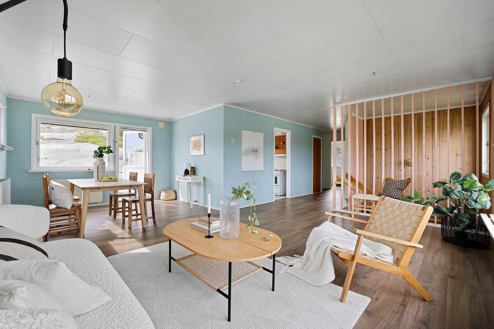 Stuen ble i 2023 pusset opp med nytt laminatgulv, veggene ble samtidig malt. Galleribilde