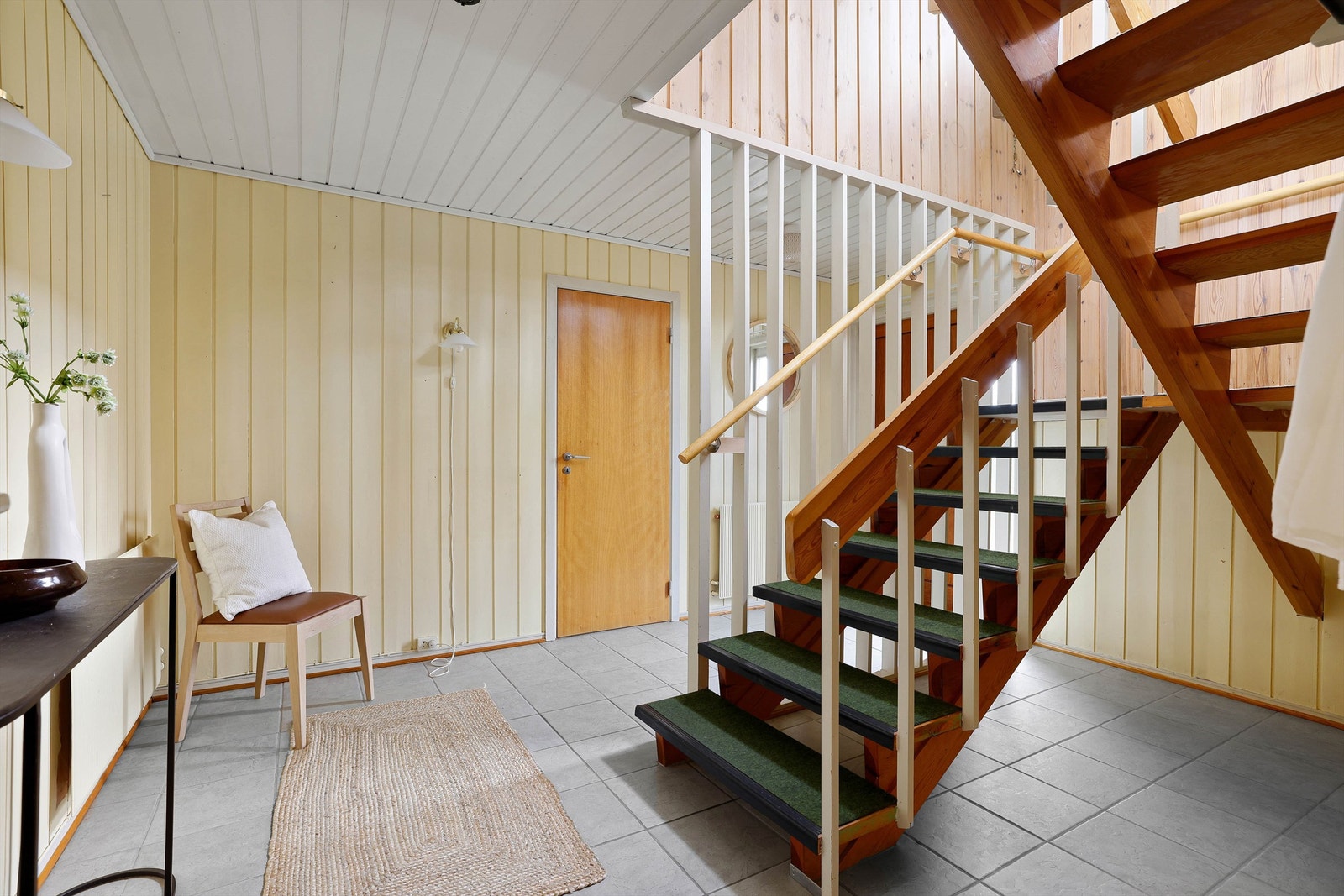 Trappen mellom entreen og stuen er bevart i sin opprinnelige form. Vinduet over fyller entreen med naturlig overlys. Galleribilde