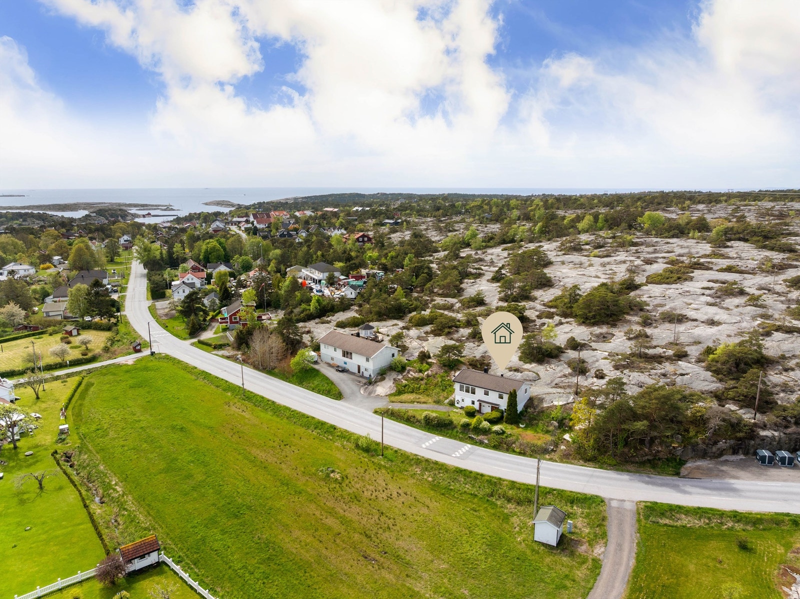 I Utgårdskilen bor du midt i et vakkert og vilt kystlandskap, med svaberg helt inntil husveggen. Galleribilde