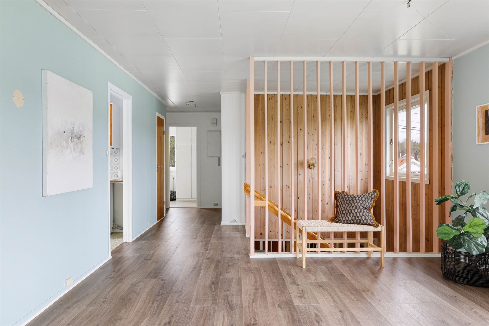 Boligens to soverom er trukket lengst mulig unna stuen og samlet innerst i gangen. Galleribilde