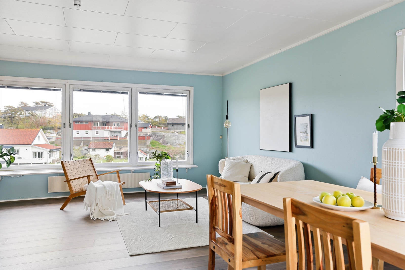 Foruten å tilføre stuen mye naturlig lys gir vindusrekken også et fint overblikk til nabolaget. Galleribilde