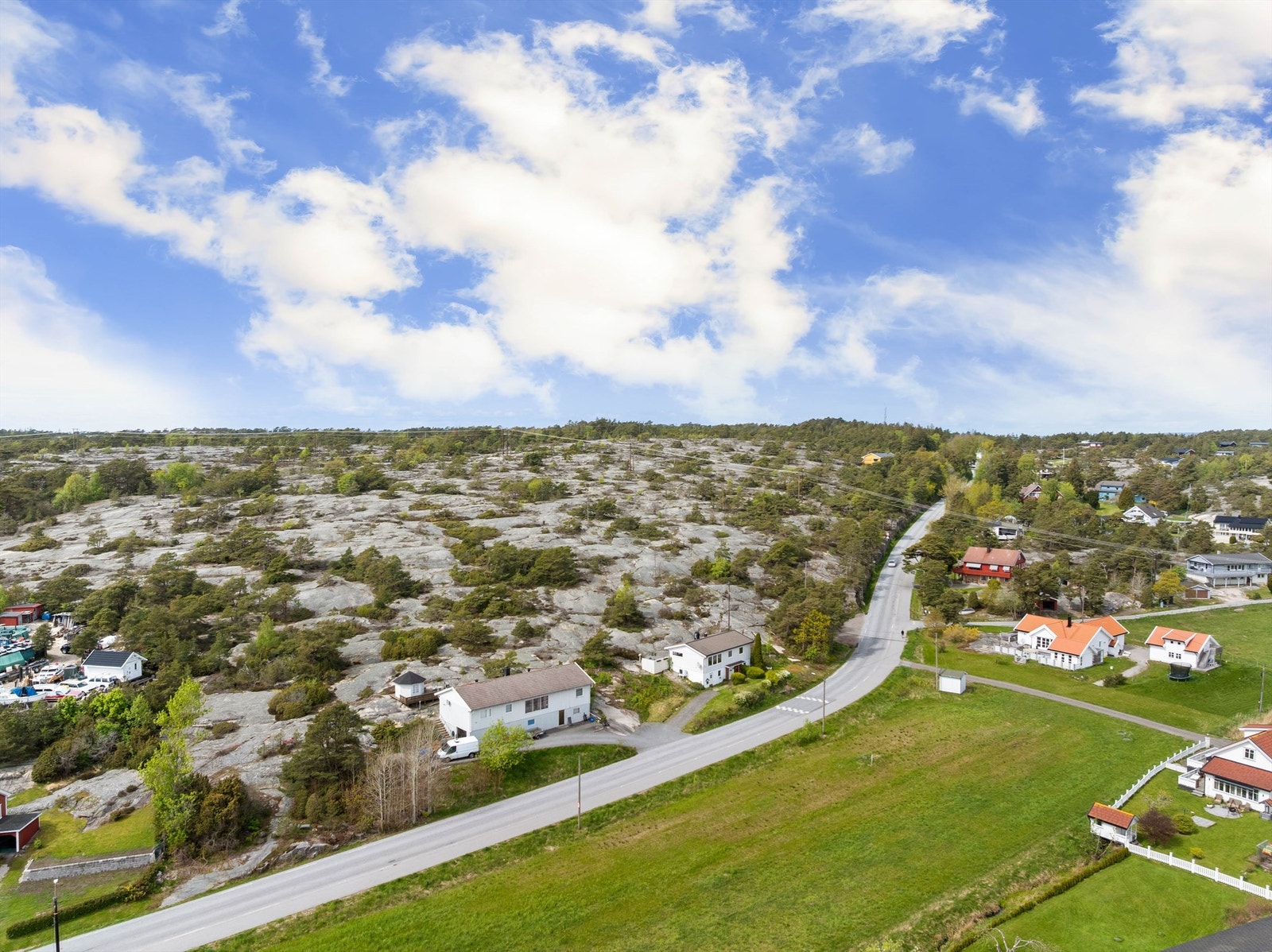 Til eiendommen er det enkel adkomst - rett fra Utgårdsveien. Galleribilde
