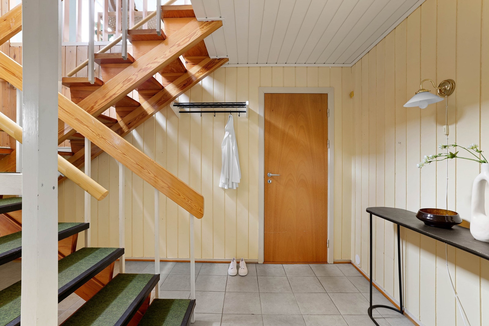 Ved entreen finnes også en stor bod på nesten 9 kvm. med utmerkede lagringsmuligheter. Galleribilde