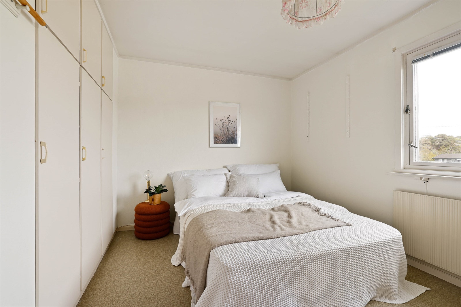 Boligens to soverom er av gode størrelser til sine formål, hovedsoverommet på ca. 12 kvm. Galleribilde